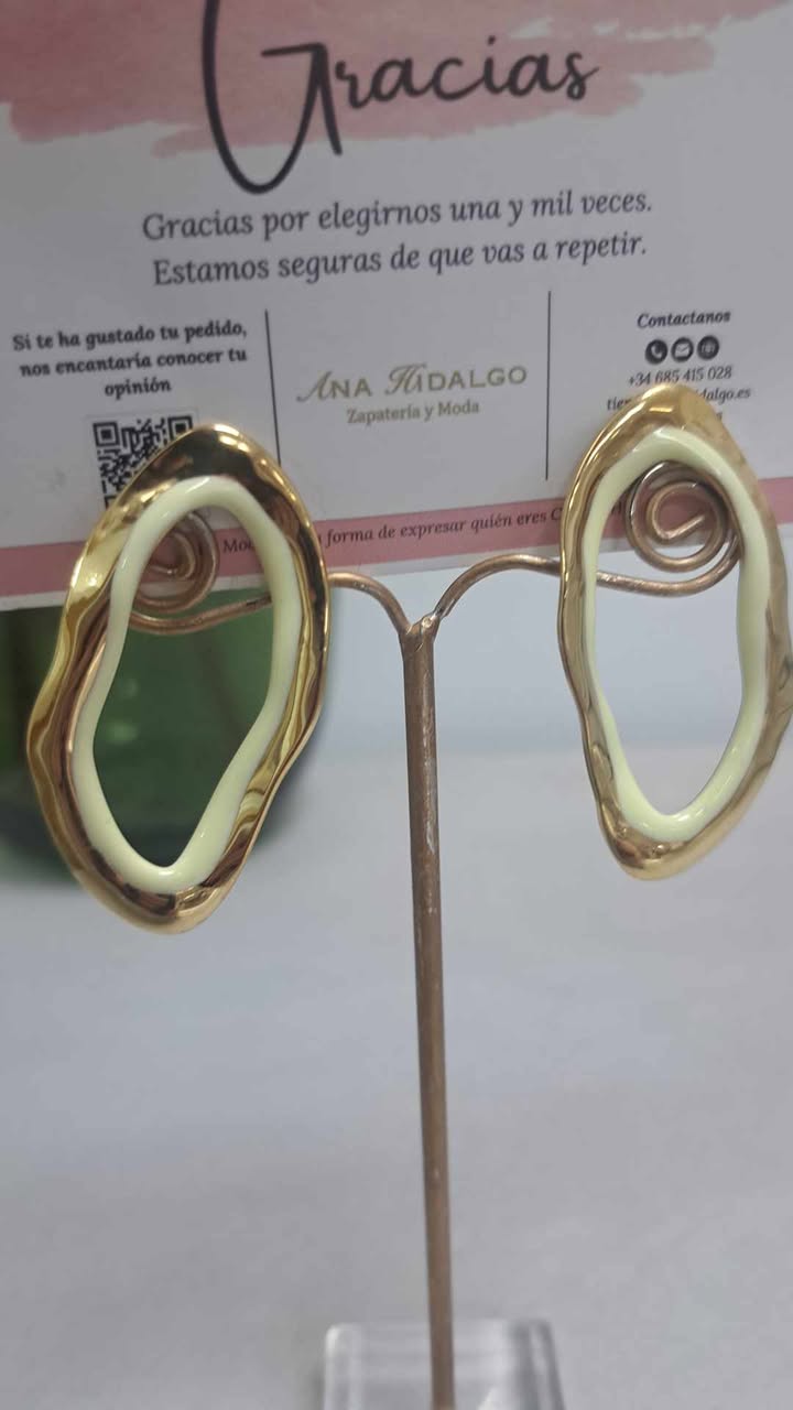 PENDIENTE DORADO ASIMÉTRICO M.OVL 1 Pendientes dorados asimétricos con forma de óvalo irregular y relleno interior en tono crema