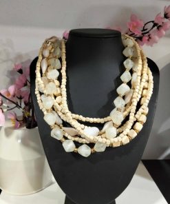 Collar de perlas de madera clara combinadas con piedras de nácar y pequeños detalles en dorado