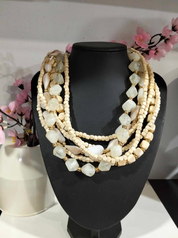 COLLAR CON PERLAS EN MADERA CLARA Y PIEDRAS NÁCAR M.55-NAC 1 Collar de perlas de madera clara combinadas con piedras de nácar y pequeños detalles en dorado