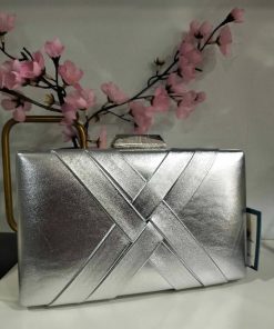 Bolso de fiesta plateado con tiras trenzadas, cierre metalizado y cadena para colgar al hombro