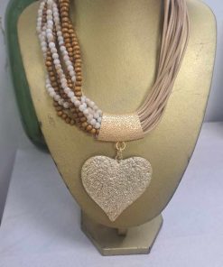 Collar multicapa bohemio con hileras de cuentas de madera, perlas y cordón textil y corazón dorado central