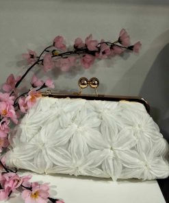 BOLSO DE MANO TIPO CLUTCH COLOR BLANCO CON PLIEGUES DE DISEÑO FLORAL M.CLUT-BL