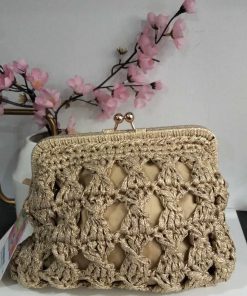 BOLSO DE MANO ELEGANTE CON TEJIDO DE CROCHET EN TONO DORADO CON BRILLO M.CROT-1
