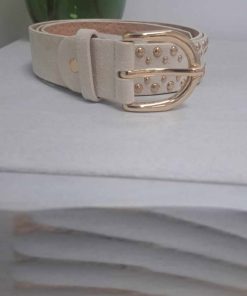 CINTURÓN BEIGE CLARO CON HEBILLA Y TACHUELAS DORADAS M.TAC-125