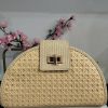 BOLSO DE MANO TIPO CLUTCH CON FIBRAS TRENZADAS EN COLOR BEIGE Y DISEÑO CALADO M.CLU-500