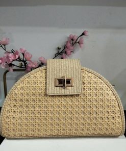 BOLSO DE MANO TIPO CLUTCH CON FIBRAS TRENZADAS EN COLOR BEIGE Y DISEÑO CALADO M.CLU-500