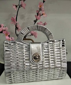 Bolso cesta metalizado plata con trenzado, asa superior rígida y solapa con broche metálico