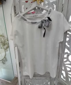 CAMISETA BLANCA MANGA CORTA CON LAZO AZUL M.LA2