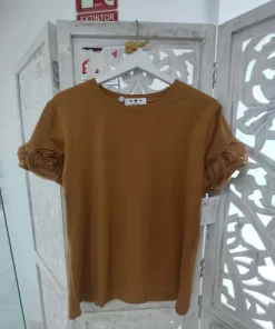 CAMISETA MARRÓN CON ESTAMPADO FLORES M.MR/EF