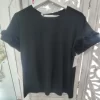 CAMISETA NEGRA CON ESTAMPADO FLORES M.NG/EF 7 Camiseta negra de flores de tela en relieve en las mangas cortas, de corte clásico