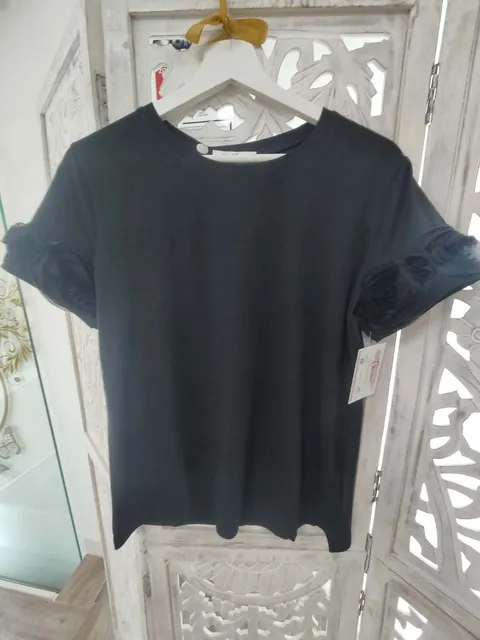 CAMISETA NEGRA CON ESTAMPADO FLORES M.MR/NF 1 Camiseta negra de flores de tela en relieve en las mangas cortas, de corte clásico