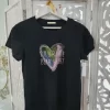 CAMISETA EN TONO NEGRO ESTAMPADO CORAZÓN M.NEG-ES