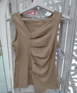 TOP EN TONO BEIGE DE DISEÑO ASIMÉTRICO M.ASI/B
