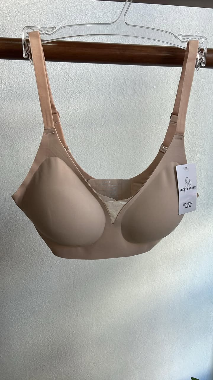 SUJETADOR M.H2517 COLOR NUDE 1 Sujetador color nude con tirantes regulables y relleno desenfundable, visto de frente