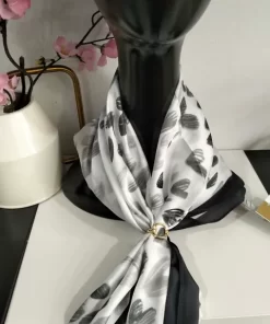 PAÑUELO DE CUELLO ESTAMPADO CON BROCHE DORADO DE TACTO SUAVE Y TEJIDO SATINADO M.PÑ-NGG