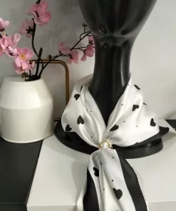 PAÑUELO DE CUELLO ESTAMPADO CON BROCHE DORADO DE TACTO SUAVE Y TEJIDO SATINADO M.PÑ-NER