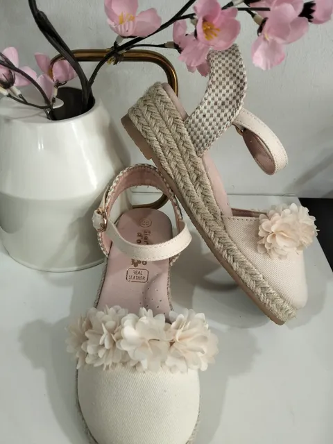 CUÑA DE ESPARTO BAJA CON DETALLE FLORAL EN LA PARTE FRONTAL M.GD6173 BEIGE 2 690863988 1009970928140841 7588474836913215001 n