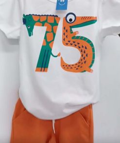 Conjunto verano niño naranja con camiseta blanca de jirafa y cocodrilo y pantalón naranja
