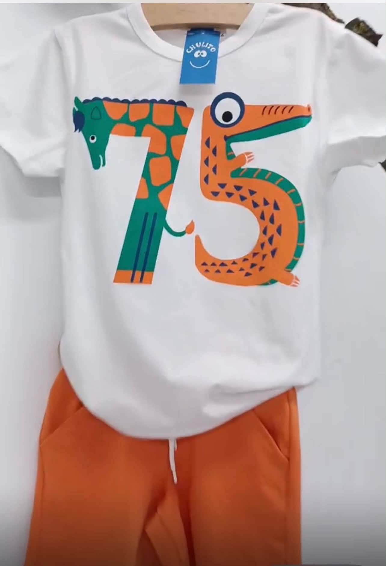 CONJUNTO NIÑO M. 75 NARANJA CHULITO 1 Conjunto verano niño naranja con camiseta blanca de jirafa y cocodrilo y pantalón naranja