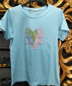 CAMISETA EN TONO CELESTE ESTAMPADO CORAZÓN M.BLA-CES