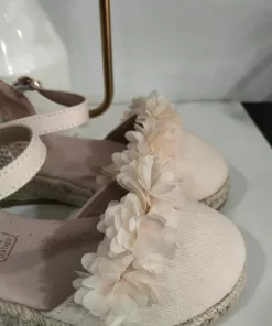 CUÑA DE ESPARTO BAJA CON DETALLE FLORAL EN LA PARTE FRONTAL M.GD6173 BEIGE 9 695662113 1539450567593047 4809641902352388211 n