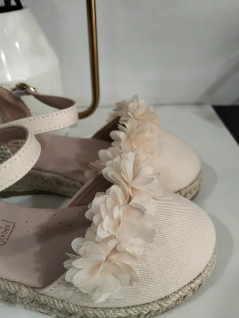 CUÑA DE ESPARTO BAJA CON DETALLE FLORAL EN LA PARTE FRONTAL M.GD6173 BEIGE 4 695662113 1539450567593047 4809641902352388211 n