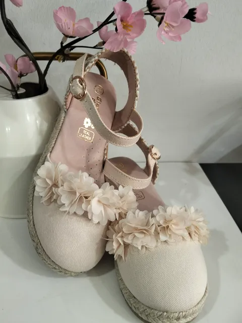 CUÑA DE ESPARTO BAJA CON DETALLE FLORAL EN LA PARTE FRONTAL M.GD6173 BEIGE 3 701635126 1297569011891216 8226648727014772678 n