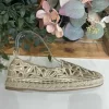 ZAPATO TIPO ALPARGATA CON DISEÑO DE FLORES CALADAS CON SUELA DE ESPARTO M.N5616 ORO
