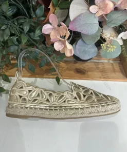ZAPATO TIPO ALPARGATA CON DISEÑO DE FLORES CALADAS CON SUELA DE ESPARTO M.N5616 ORO