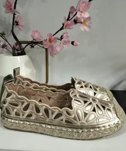 ZAPATO TIPO ALPARGATA CON DISEÑO DE FLORES CALADAS CON SUELA DE ESPARTO M.N5616 ORO