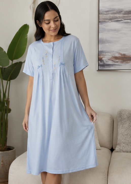 CAMISÓN BORDADO SRA M/C M. 8176 CELESTE 1 Camisón bordado celeste señora con manga corta, botones delanteros y labores bordadas en la pechera