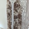 VESTIDO MIDI ESTAMPADO FLORAL CON ESCOTE EN PICO M.PIC-MARRÓN
