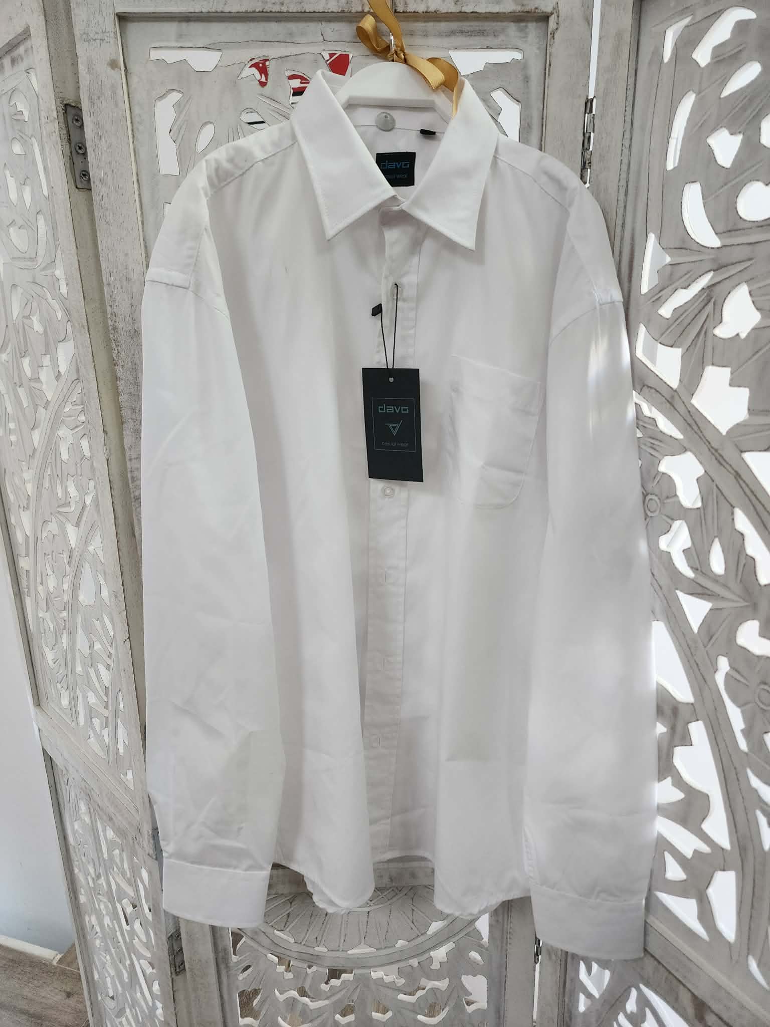 CAMISA DAVO MAYORAL EN TONO BLANCO M.3001 1 Camisa blanca niño popelín de manga larga con cuello camisero, botones delanteros y bajo redondeado.