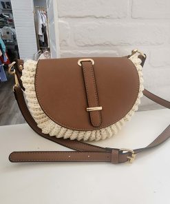 Bolso bandolera crochet beige en tono crema con solapa, detalles laterales y correa en marrón curtido