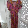 Vestido largo floral rosa con escote en pico, cintura fruncida y manga corta abullonada