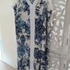 VESTIDO MIDI ESTAMPADO FLORAL CON ESCOTE EN PICO M.PIC-AM