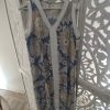 VESTIDO MIDI ESTAMPADO FLORAL CON ESCOTE EN PICO M.PI-CELESTE