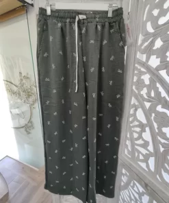 PANTALÓN ANCHO EN TONO VERDE MILITAR M.PA/VM