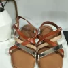 SANDALIA PLANA DE TIRAS CRUZADAS EN TONOS CAMEL, BEIGE Y DORADO M.XG-2A053-4 CAMEL