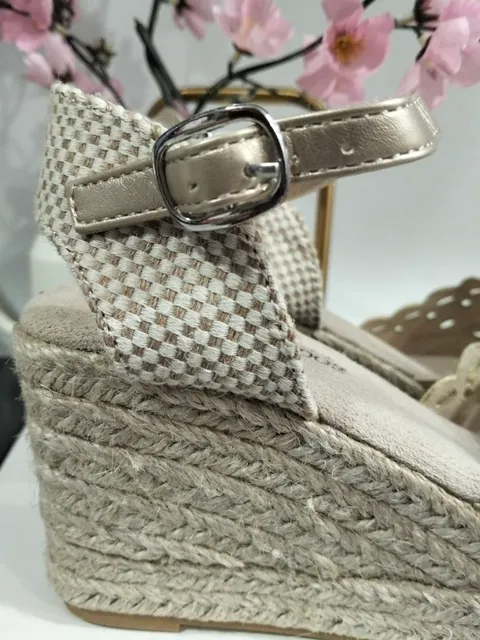 CUÑA DE ESPARTO DORADA CON BORDADO FLORAL CALADO M.2410 ORO 5 715449570 1676441496998370 2806669663820522863 n