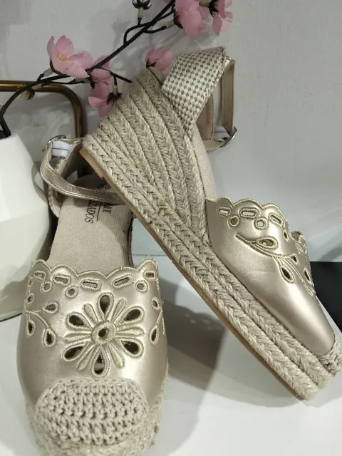 CUÑA DE ESPARTO DORADA CON BORDADO FLORAL CALADO M.2410 ORO 4 717066280 1656713338919793 1516321730754707631 n