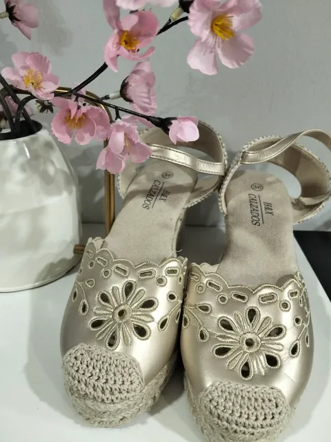 CUÑA DE ESPARTO DORADA CON BORDADO FLORAL CALADO M.2410 ORO 6 717234934 1594006892141760 7612124336834319630 n