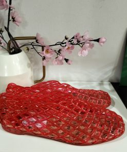 Cangrejera de malla roja con trama calada, puntera redonda y horma cerrada, en material flexible translúcido