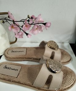 SANDALIA PLANA CON APLICACIÓN DECORATIVA M.2628 BEIGE