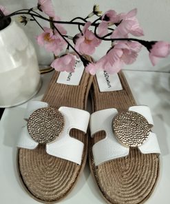 SANDALIA PLANA CON APLICACIÓN DECORATIVA M.2628 BLANCA