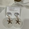 PENDIENTES CON AROS EFECTO NÁCAR TRANSLÚCIDO Y DETALLE DE ESTRELLA DE MAR DORADA M.NA-697