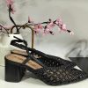 ZAPATO DE TACÓN MEDIO DESTALONADO CON PERFORADOS TRENZADOS M.K5090 NEGRO