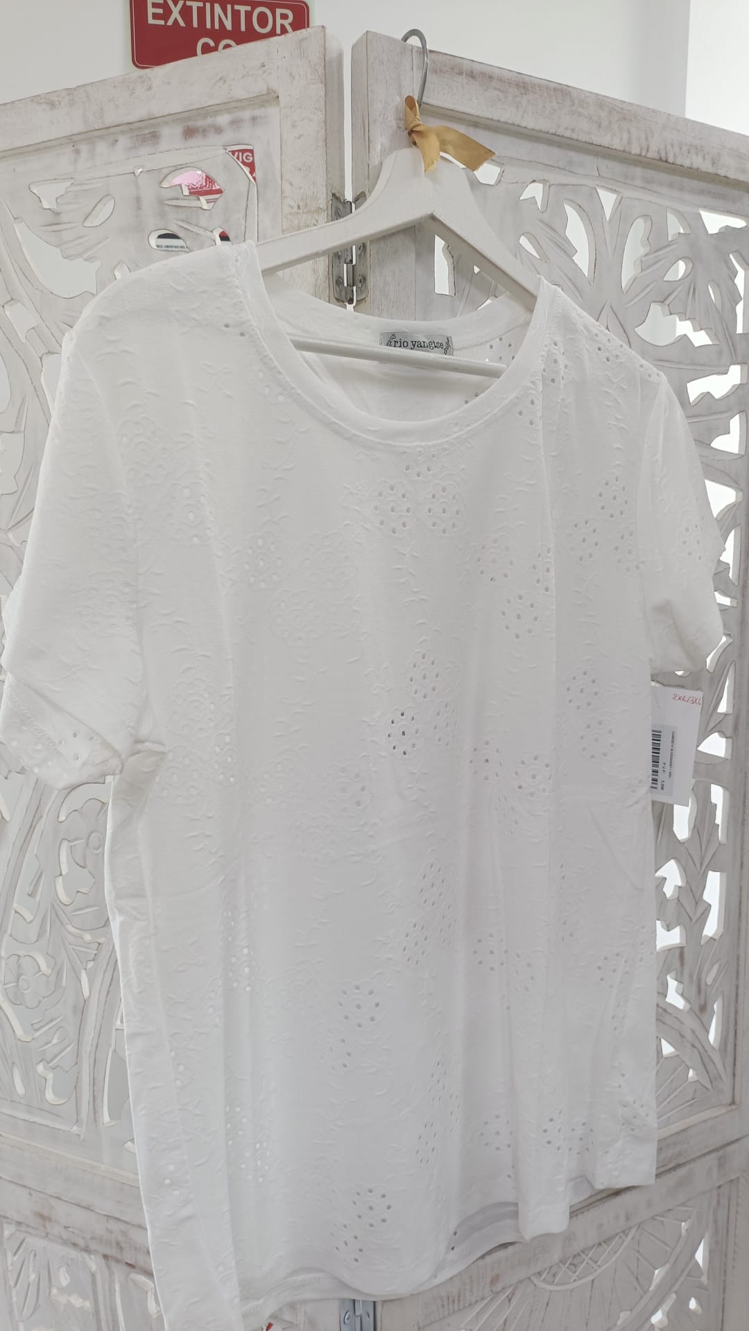 CAMISETA MUJER BORDADA Y PERFORADA FLORES M. 2603 BLANCA 1 Camiseta blanca bordada y calada con flores, cuello redondo y manga corta para mujer