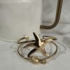 BRAZALETE DORADO CON DETALLE DE FIGURAS DE MAR M.BRA-MRR