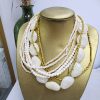 Collar múltiple blanco dorado de varias cuerdas con piedra en tonos blanco y beige y detalles dorados